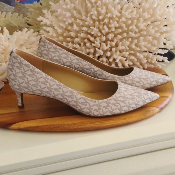 Michael Kors 🔥 NWT 🔥Alina Flex Kitten Pumps. Ivory Patterned Heels. Sz 9 - Picture 1 of 17